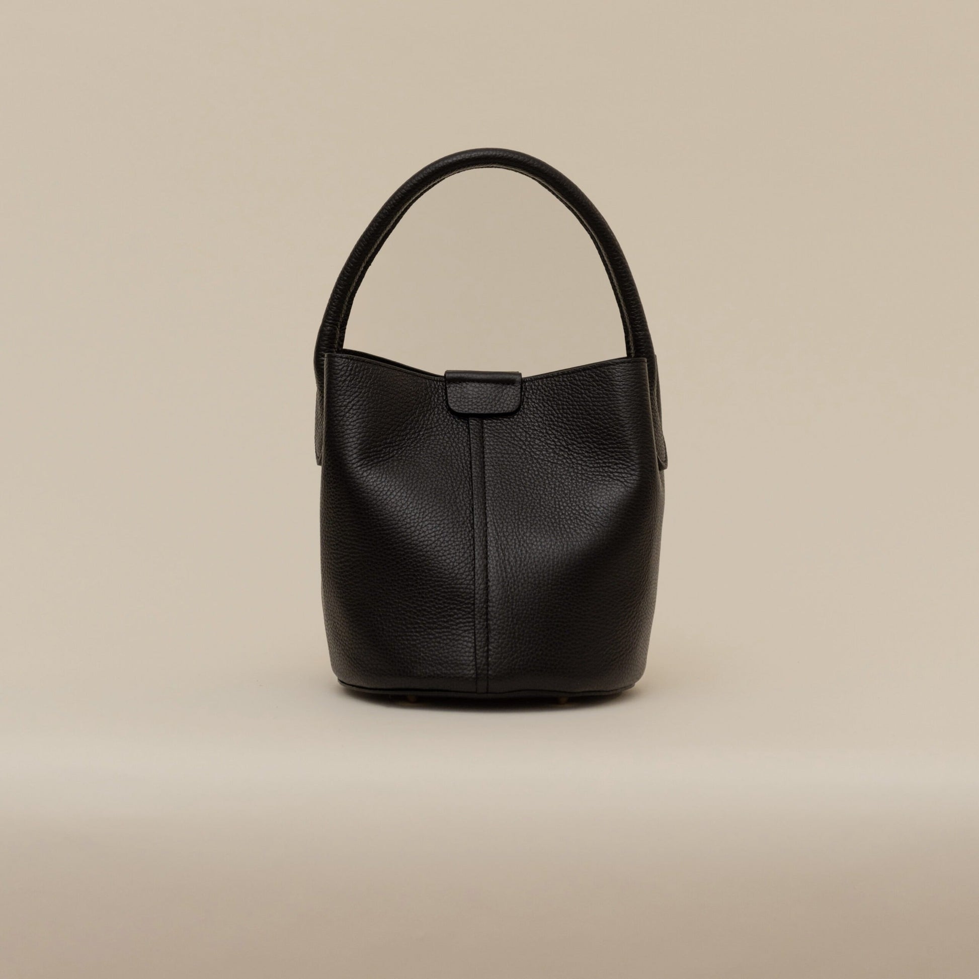 Bucket Black Leather Handbag Vilanera - Still 1