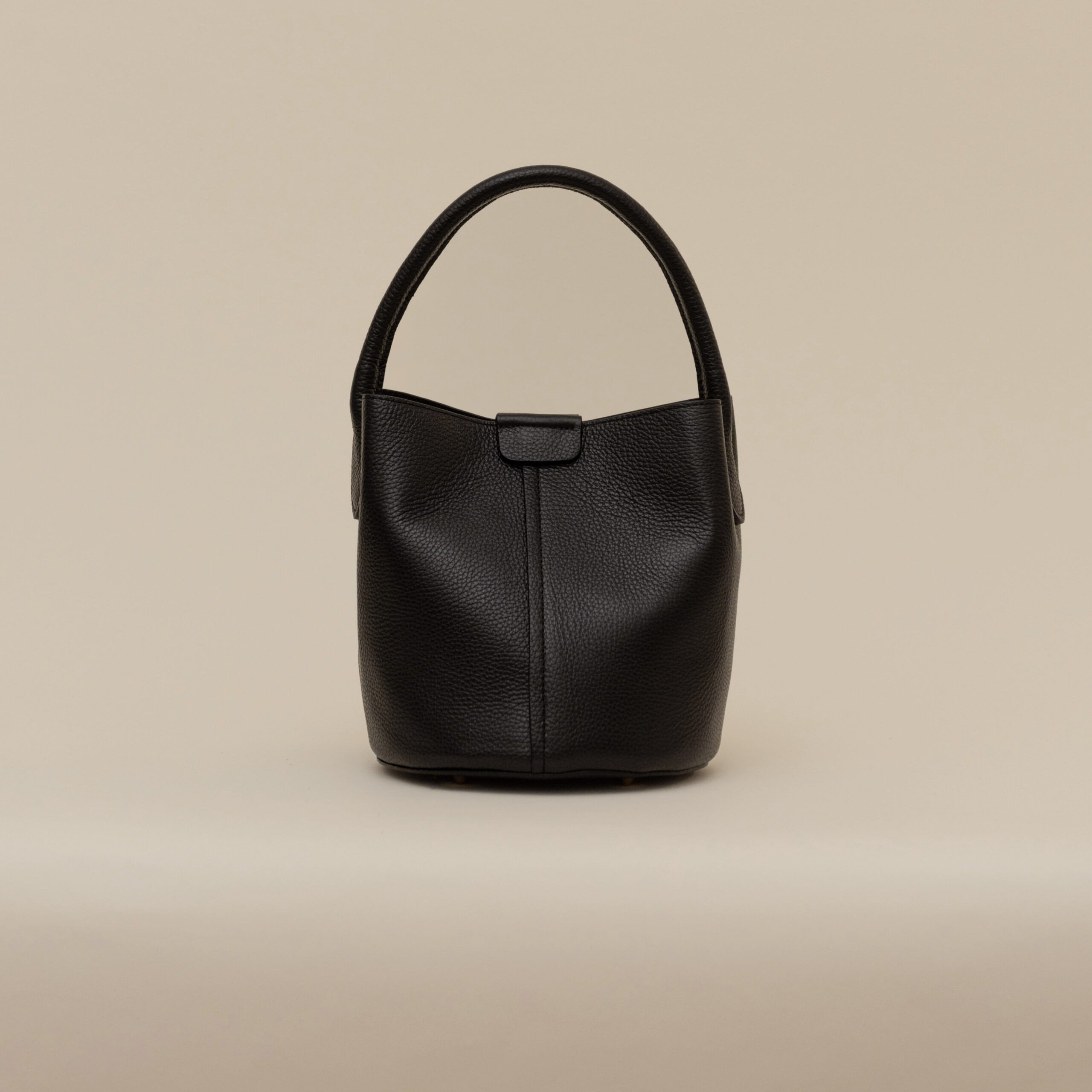 Bucket Black Leather Handbag Vilanera - Still 1