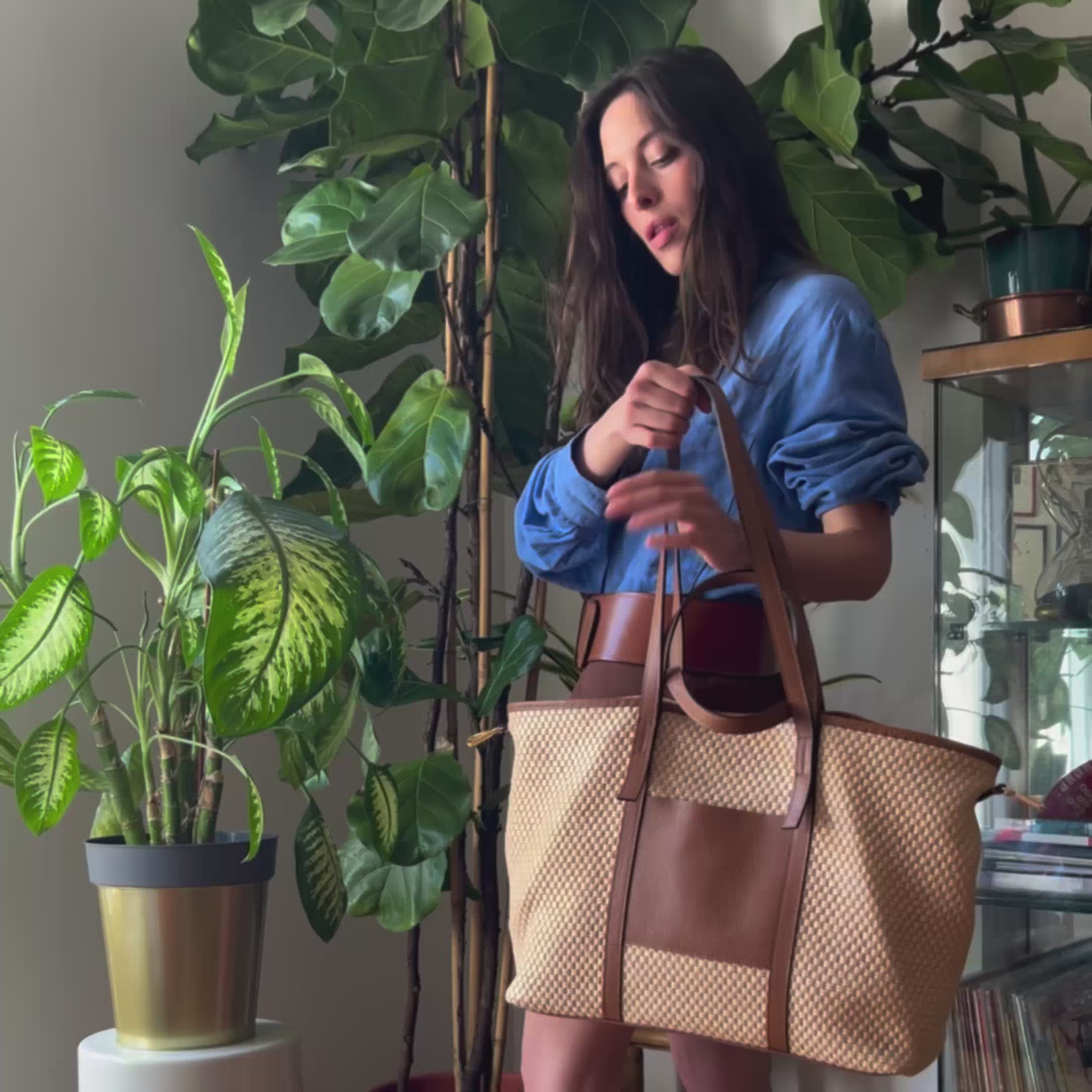 Load video: Gaia – Brown Raffia Tote Bag